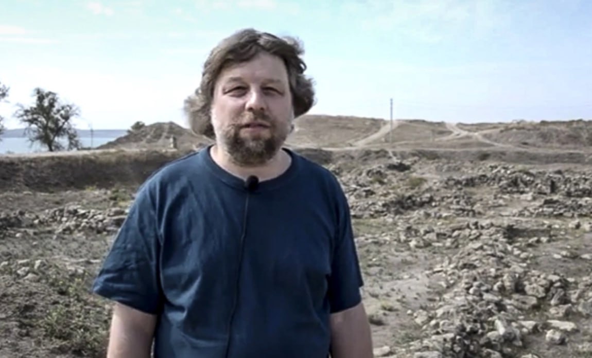 Польская прокуратура направила в окружной суд Варшавы ходатайство об экстрадиции российского археолога Александра Бутягина на Украину пишет РИА Новости со ссылкой на осведомленные источники Ходатайство поступило в суд в электронном виде оригинал будет передан в инстанцию в пятницу Тогда же по информации RMF TV прокуратура запросит продлить срок ареста археолога истекает 13 января Господина Бутягина задержали в начале декабря в Польше по запросу Украины Обвинения связаны с проведением археологических раскопок в Крыму которые по мнению украинских властей были незаконными По данным Варшавской окружной прокуратуры на Украине ему может грозить до десяти лет лишения свободы Восточно Крымский музей заповедник Подписывайтесь на Ъ Оставляйте бусты