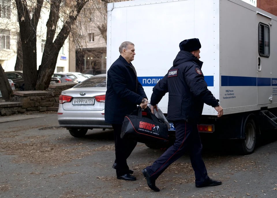 В Челябинске принято решение о национализации имущества ОПГ Махонинские признанной экстремистской Челябинский областной суд утвердил изъятие активов группировки в доход государства на сумму 2 5 млрд рублей Заседание прошло 28 января Кроме того сегодня 29 января Советский районный суд начал рассматривать еще один иск Генпрокуратуры РФ на 1 3 млрд рублей Сейчас один из лидеров группировки Александр Махонин находится под домашним арестом после решения суда его задержали сотрудники УФСБ по региону Ему вменяют создание ОПГ его брат Андрей Махонин объявлен в федеральный розыск Движение признано в РФ экстремистским и запрещено Подписаться на chelkp Мы в MAX