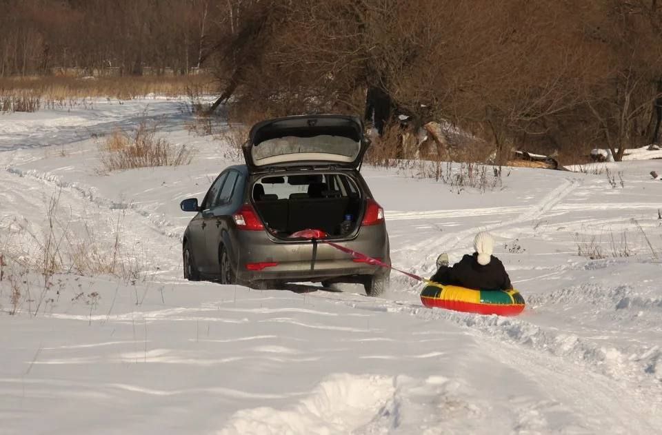 В Приморье отец сломал крестец 8 летнему ребенку катая его на снегокате присоединенному к автомобилю На лесной дороге Дальнегорского городского округа 8 летний мальчик получил перелом крестца при падении со снегоката привязанного веревкой к автомобилю За рулем автомобиля Сузуки Эскудо устроившего игры на проезжей части дороги находился отец мальчика 33 летний мужчина Госавтоинспекция напоминает что такие опасные развлечения запрещены Правилами дорожного движения Действия водителя могут быть квалифицированы по ч 2 ст 12 23 КоАП РФ Перевозка людей вне кабины автомобиля предусматривающей административный штраф в размере 1 тыс руб За действия которые приведут к травмированию человека предусмотрена дополнительная административная ответственность в виде штрафа в размере до 37 500 рублей или лишение права управления транспортными средствами на срок до 2 лет В случае гибели человека водителю может грозить уголовная ответственность Хотите поделиться новостью Написать в Приморье Онлайн