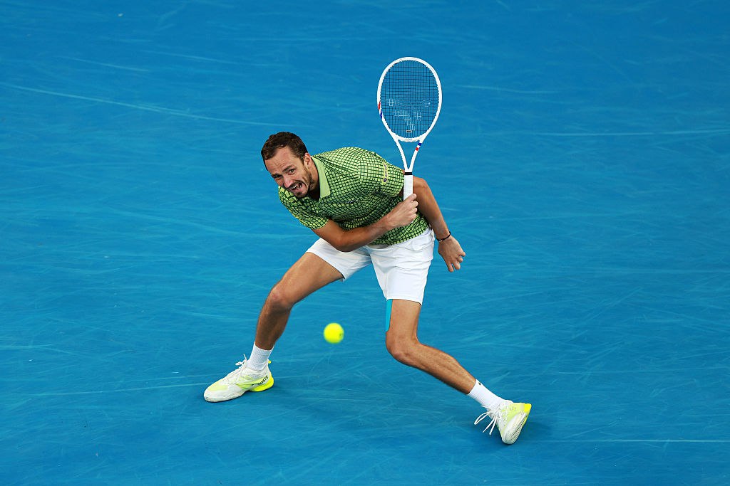 Медведев разгромил 262 ю ракетку мира на старте турнира в Дубае Российский теннисист Даниил Медведев вышел во второй круг турнира категории ATP 500 в Дубае В первом матче 30 летний россиянин третий сеяный победил китайца Цзюнчэн Шана 262 ю ракетку мира со счетом 6 1 6 3 Поединок продлился немногим более часа Следующим соперником Медведева станет 40 летний швейцарец Стэн Вавринка экс третья ракетка мира который проводит заключительный сезон в карьере Медведев занимает 11 е место в мировом рейтинге лучший из россиян на его счету 22 титула ATP Турнир в Дубае с призовым фондом 3 31 млн завершится 28 февраля Getty Images Подписаться на РБК Спорт