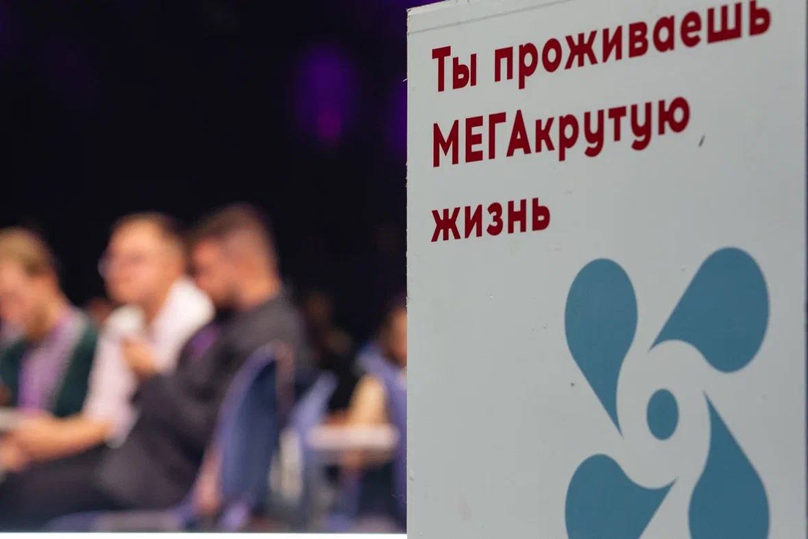 Программу «Молодёжь в культуре», направленную на поддержку и развитие молодого поколения в сфере культуры, открыла Академия «Меганом». Мероприятие объединило наиболее перспективных лидеров культуры и искусства со всей России и Республики Абхазия. Участникам предстоит продуктивная работа и создания инновационных идей.  Обращаясь к собравшимся, министр культуры России Ольга Любимова подчеркнула значимость их вклада в развитие отечественной культуры: «Ваши идеи, проекты и ваша энергия – это именно то, что сейчас необходимо. Желаю вам плодотворной работы, вдохновения и новых открытий!».   От Ямала участие принимает Юлия Гончарук – директор Центра творческих инициатив и председатель молодежного совета культуры региона. Это событие подчеркивает важность поддержки творческого потенциала молодых людей и создания условия для реализации амбициозных проектов в области культуры и искусства.