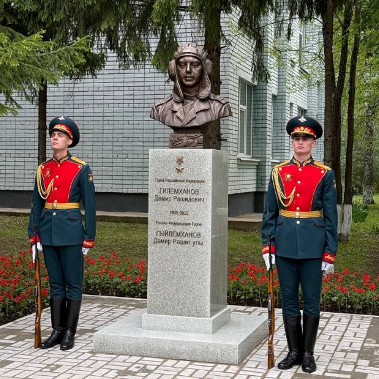 В Республике Татарстан продолжается реализация мероприятий общественного проекта Приволжского федерального округа «Герои Отечества» в формате конкурса по трем номинациям. Министерство труда, занятости и социальной защиты РТ определено ответственным за номинацию «Наиболее полное выполнение законодательства по увековечению памяти защитников Отечества».  В рамках реализации проекта в республике установлены имена 248 погибших  умерших  Героев Отечества – уроженцев Татарстана, полностью выполнены мероприятия по увековечению памяти 227 погибших  умерших  Героев Отечества – уроженцев Татарстана.  В 2025 году :  юнармейский отряд школы села Сарлы Азнакаевского района получил имя Героя Советского Союза Файзуллы Хазиевича Аглетдинова  школа №56 в Набережных Челнах получила имя Героя Российской Федерации Сергея Владимировича Чебнева. На территории школы и в парке Победы установлены бюсты Героя. Также мемориальная доска в честь Сергея Чебнева появилась на здании Заинской средней общеобразовательной школы №2  бюст Героя России Дамира Рашидовича Гилемханова установили на территории школы №42 Казани, носящей его имя