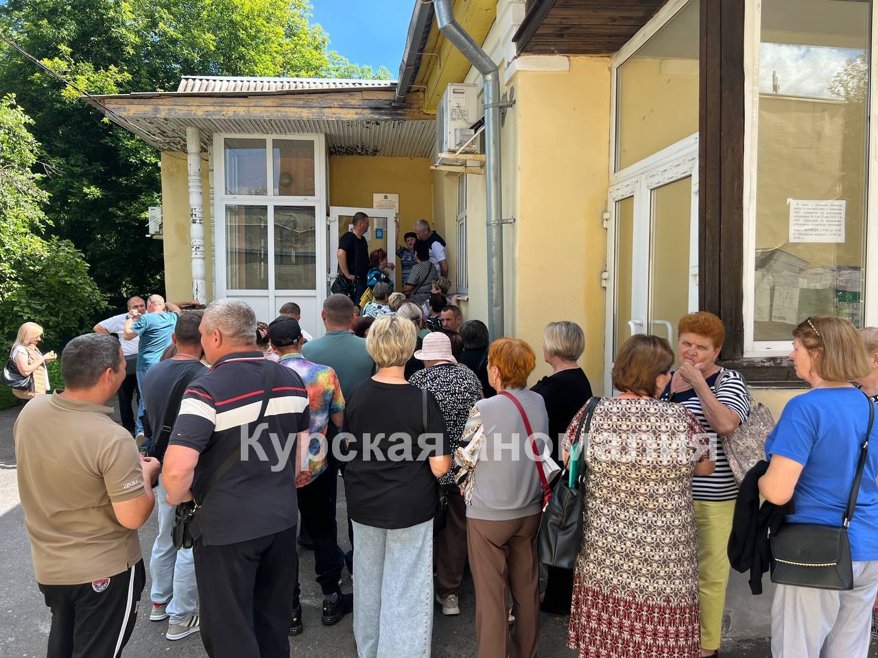 С самого утра сотни людей выстроились в очередь  на улице Щепкина у дирекции по жилищным субсидиям. Власти попытались организовать выдачу жилищных сертификатов переселенцам по принципу единого окна. Теперь это окно приходится брать штурмом.  Люди занимают очередь с 5 утра. Пишут номерки на руках. Те кто ожидают своей очереди сейчас, стоят три-четыре часа - на улице на жаре.  Приемный день - один в неделю. Тут же - старики, инвалиды. Вместе со всеми стоят много часов.  - Хотя бы еще один день ввели. Или разделили по районам, чтобы не было таких безумных очередей, - возмущаются люди.  Ситуацию прокомментировал врио заместителя губернатора Владимир Базаров: «Оперативно выехал на место: посмотрел организацию работы, пообщался с людьми. У 90% тех, кто пришел, запрос один – увидеть своими глазами, что их учетное дело сформировано и уже находится в Дирекции на рассмотрении. Запрос понятный, обязательно его закроем для каждого».  Сообщается, что теперь дирекция будет работать пять дней в неделю вместо одного, а количество сотрудников на приеме уже увеличили. Специалисты минстроя разрабатывают типовую справку о статусе учетного дела – она будет готова к следующему четвергу.  Курская аномалия
