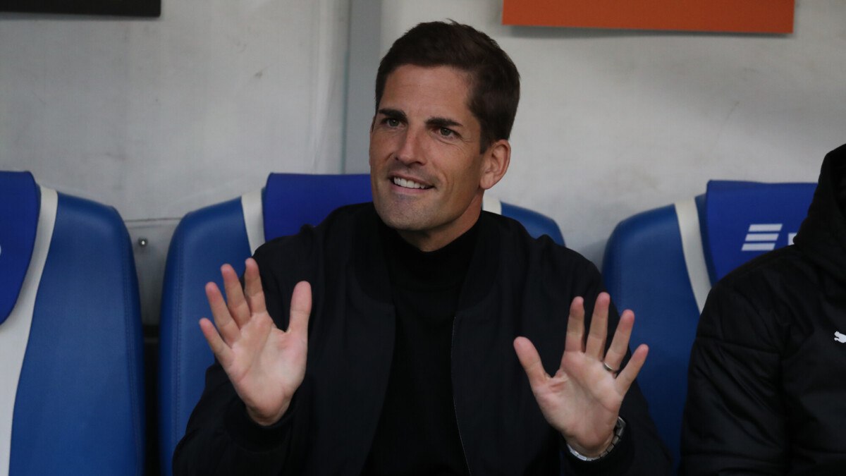 Роберт Морено тренировал Сочи по советам ChatGPT не давал игрокам спать и искал форвардов через нейросеть Sports Бывший директор клуба рассказал что испанец заставлял команду бодрствовать 28 часов перед матчем а также подписал Шушеначева 0 голов исключительно по рекомендации ИИ что в итоге привело клуб к последнему месту