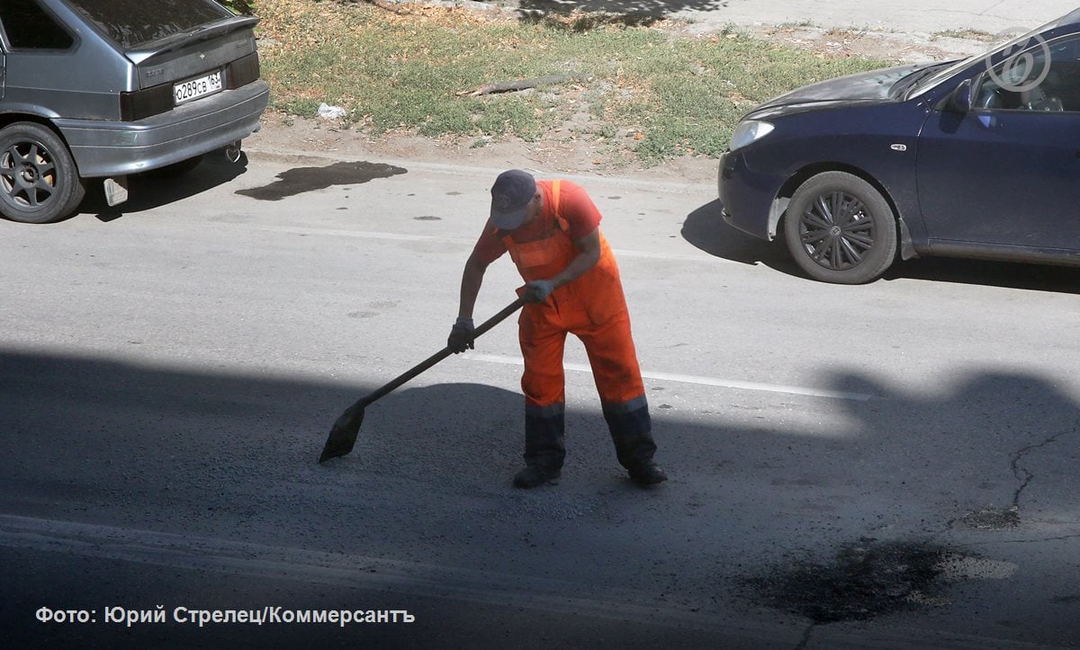 Прокуратура потребовала устранить нарушения в пяти муниципалитетах на юге Петербурга Прокуратура Московского района Санкт-Петербурга по итогам проверки в местных администрациях муниципальных образований выявила нарушения сразу в пяти районных МО. В частности, было установлено, что внутриквартальные проезды в МА МО «Гагаринское», «Новоизмайловское», «Звездное», «Пулковский меридиан» и «Московская застава» содержатся в неудовлетворительном состоянии, имеют выбоины и ямы. Помимо этого, как сообщили в надзорном ведомстве, помещения самих местных администраций не соответствуют требованиям доступности для маломобильных групп населения. Там, в частности, отсутствуют наружные средства связи с сотрудниками при входе, а также дублирование необходимой для инвалидов звуковой и зрительной информации, сведений в шрифте Брайля. В адрес глав местных администраций было внесено пять представлений об устранении нарушений, которые в настоящий момент находятся на рассмотрении, отметили в прокуратуре.