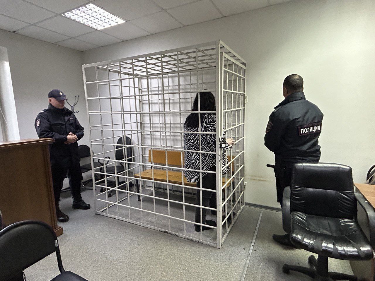 Жительницу Волжского приговорили к 8 6 года колонии за обман супруги пропавшего бойца СВО В сентябре прошлого года мошенница рассказала 40 летней жительнице Городищенского района что может помочь мужу вернуться домой за 1 2 миллиона рублей Удалось выманить свыше 500 тысяч рублей придумывая различные предлоги оплата лечения и сопровождения получение справки Часть сбережений сохранилась потому что потерпевшая заподозрила неизвестную в обмане Отбывать срок аферистка будет в исправительной колонии общего режима Похищенные средства обязали вернуть Подписаться Перейти на сайт