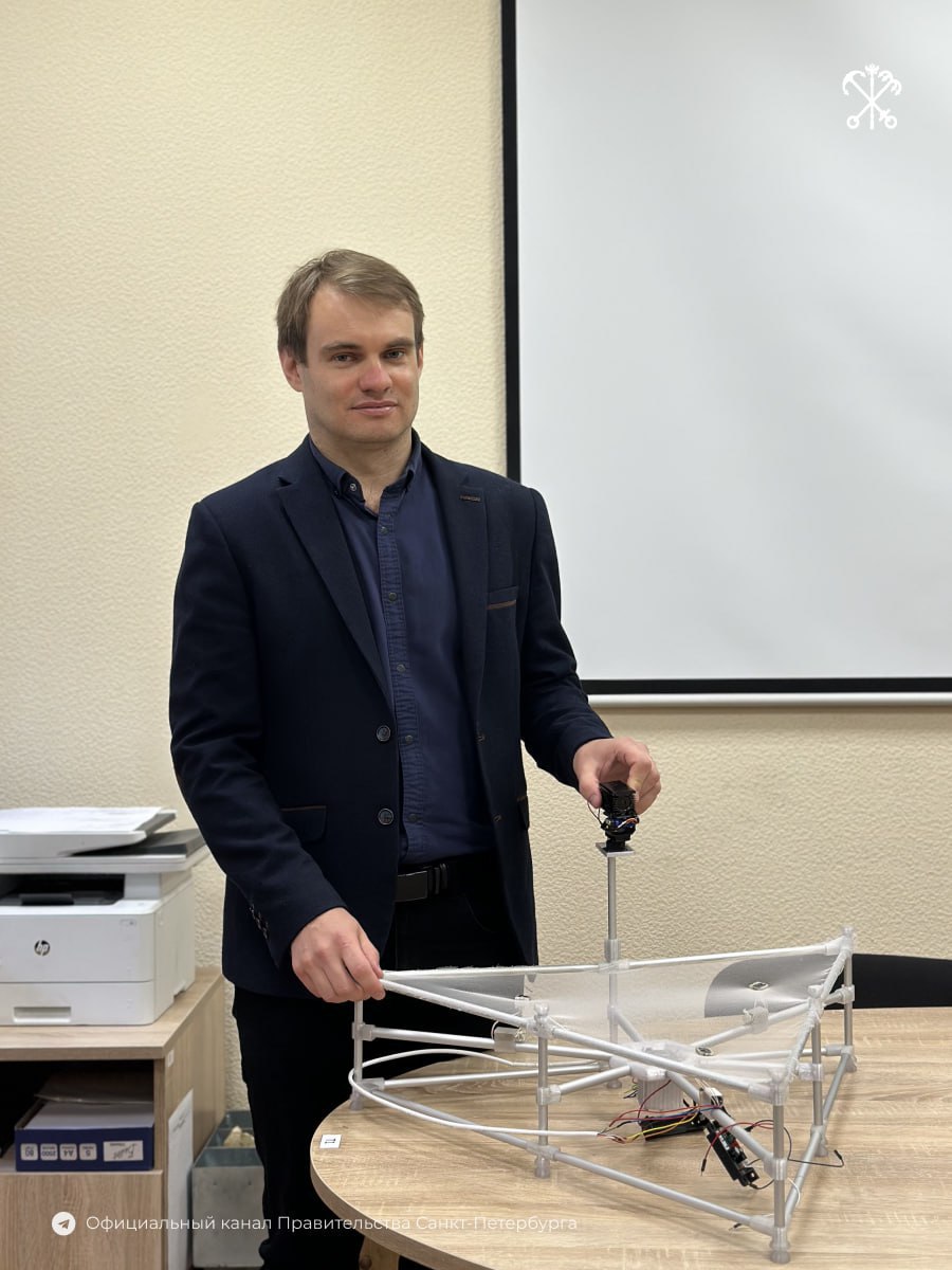 Петербургские учёные создают систему, которая поможет настроить огромную складную антенну прямо в космосе.  Размер антенны более 60 метров, и она не помещается в ракету, поэтому доставляется в космос в сложенном виде. А чтобы её можно было разложить и подготовить к работе за пределами Земли, команда из БГТУ «ВОЕНМЕХ» им. Д. Ф. Устинова разрабатывает умную систему управления «Полотно».  Такая антенна позволит наблюдать за пожарами и даже движением машин с орбиты с высокой чёткостью. Она может стать помощником в экологических вопросах, аграрной сфере, метеонаблюдениях и при чрезвычайных ситуациях.