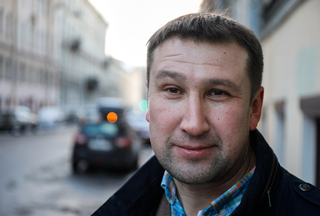 Умер оппозиционный мундеп Валерий Веремейчик 47 летнего депутата МО Южно Приморский не стало на этих выходных сообщила Ротонда Чем известен Веремейчик В октябре 2023 года он опубликовал у себя в соцсетях петицию в которой обратился к президентам России и Украины с просьбой заключить перемирие Веремейчик открыто заявлял о своей антивоенной позиции его штрафовали за дискредитацию российской армии Чего мне бояться я ничего плохого не делаю говорил Веремейчик в интервью Бумаге В 2023 году депутат рассказывал как пришел в политику почему выступает против войны и зачем инициировал петиции за перемирие освобождение Саши Скочиленко и в поддержку Навального Прощание с Валерием состоится завтра 30 декабря в 10 45 в траурном зале Городской больницы 15 на Авангардной улице сообщает во ВКонтакте Открытый Южно Приморский Похороны политика пройдут завтра в 12 00 на Южном кладбище Фото Бумага Подписывайтесь на Бумагу и предлагайте новости