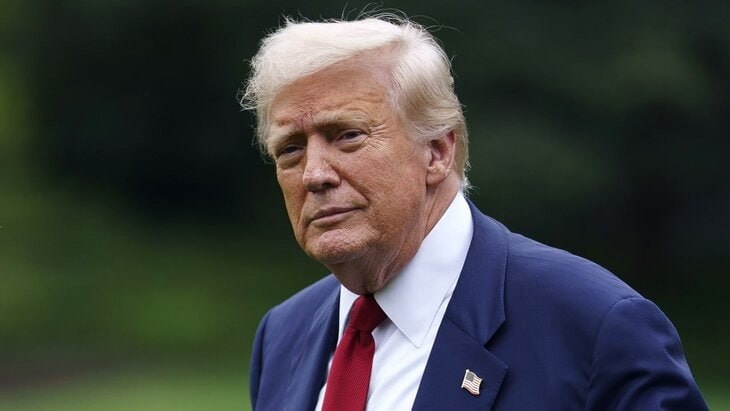 Трамп: США намерены ввести импортные пошлины в размере около 100% на чипы и полупроводники.  Если чипы сделаны в США, то они освобождаются от пошлин, уточнил он.  Горячие Угли