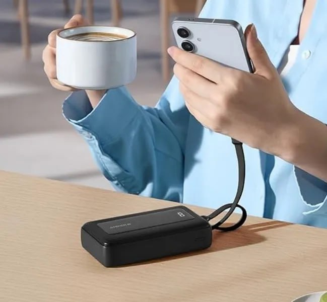После отзыва более миллиона единиц аккумуляторов PowerCore 10000 A1263 в США несколько недель назад, Anker столкнулась с еще большими трудностями в Китае. Семь моделей внешних аккумуляторов Anker теперь были отозваны, а модели от Xiaomi, Ugreen, Baseus, Romoss и Aukey, как сообщается, не прошли сертификацию 3C из-за опасных элементов питания. Anker уже отозвала несколько моделей своих популярных внешних аккумуляторов в Китае, ссылаясь на риски безопасности. В пресс-релизе, выпущенном 20 июня в Китае, компания объявила, что изымает с рынка семь моделей внешних аккумуляторов, а владельцев настоятельно призвала сдать их. Речь идёт о моделях Magnetic Power Bank A1642 , Anker 335 Power Bank A1647 , Anker Zolo Travel Power Bank A1680, A1681 , а также A1257, A1689 и A1652.