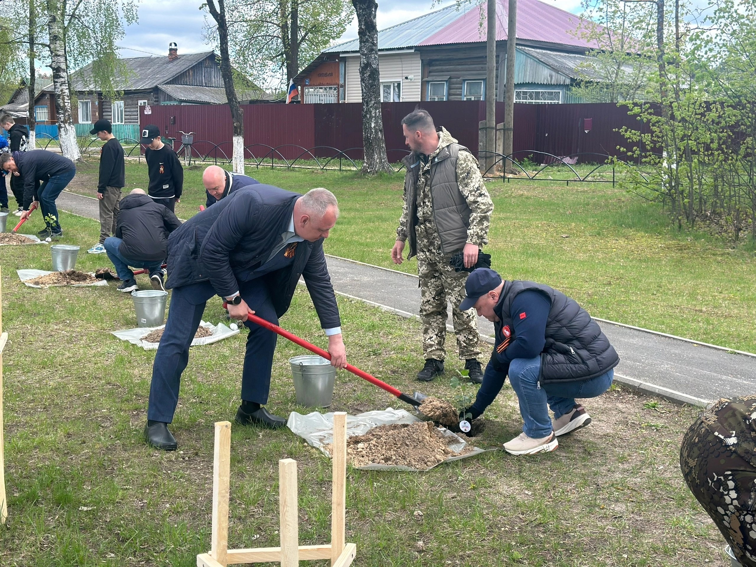 Дань памяти стойкости и мужеству: в Судогодском районе высадили «Тополя Победы» В преддверии 80-летия Великой Победы в поселке Андреево состоялась трогательная и важная акция. В сквере у памятника павшим односельчанам и бюста Героя России Алексея Курганова, высадили 20 саженцев тополей, привезенных из героического Волгограда. Акция объединила представителей власти, школьников, волонтеров и жителей поселка. Особенно ценным было присутствие мамы Героя России Алексея Курганова. Эти тополя – не просто деревья. Они клонированы от дерева, пережившего страшную битву за Сталинград. Теперь эти юные деревца станут живым напоминанием о подвиге предков, об их самоотверженности и любви к Родине. Вечная память героям!
