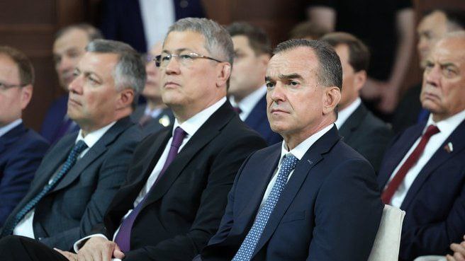 Вениамин Кондратьев: В 2024 году Краснодарский край сохранил лидирующие позиции в производстве зерна Заместитель Председателя Правительства РФ Дмитрий Патрушев принял участие в итоговом заседании коллегии Министерства сельского хозяйства России. Оксана Лут рассказала о результатах в животноводстве, пищепроме и рыбохозяйственном комплексе, а также вкладе малого агробизнеса. На коллегии также выступил губернатор Кубани Вениамин Кондратьев. – В 2024 году Краснодарский край сохранил лидирующие позиции в производстве зерна – собрали 13,5 миллионов тонн. При этом отечественными семенами пшеницы, ячменя, риса, сои засеяно 100 процентов кубанских полей, кукурузы и подсолнечника – 50 процентов, сахарной свеклы – 10 процентов. В этом году нарастили долю сева кукурузы и подсолнечника нашими семенами до 55 процентов, сахарной свеклы – до 15 процентов. Озимыми культурами засеяли 1,8 миллиона гектаров. Наши аграрии вместе с учеными ежедневно мониторят ситуацию на озимых полях, проводят уходные мероприятия, чтобы минимизировать возможные потери урожая из-за отсутствия влаги в почве. И конечно, ждем осадки. По яровым культурам – полностью завершили посевные работы. Общая площадь сева так же составила 1,8 миллион гектаров, – сказал Вениамин Кондратьев.