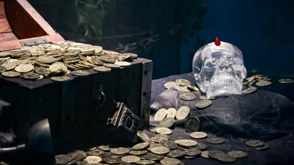 Ubisoft спрятала в Карибском море клад на 500 000 Это было сделано для рекламы Assassin s Creed Black Flag Resynced и да речь о настоящем кладе в нем специально отчеканенные золотые монеты на 350 тысяч и отсылка к игровому артефакту хрустальный череп украшенный красным опалом ценой в 150 тысяч Чтобы добраться до клада нужно разгадать 15 сложных загадок выполненных в тематике Assassin s Creed Black Flag Resynced Доступ к ним платный от 41 в цифровом виде с копией игры до 240 за Пиратского Лорда с физическими версиями подсказок и дополнительными предметами по тематике Помогла Ubisoft в организации клада компания Unsolved Hunts которая специализируется на реальных охотах за сокровищами Первый кто вычислит положение клада и отправит в Ubisoft координаты онлайн получит оплачиваемую поездку на Карибы для поднятия сундука Организаторы предупреждают загадки сложные и не факт что их решат за месяц или даже год Мой Компьютер