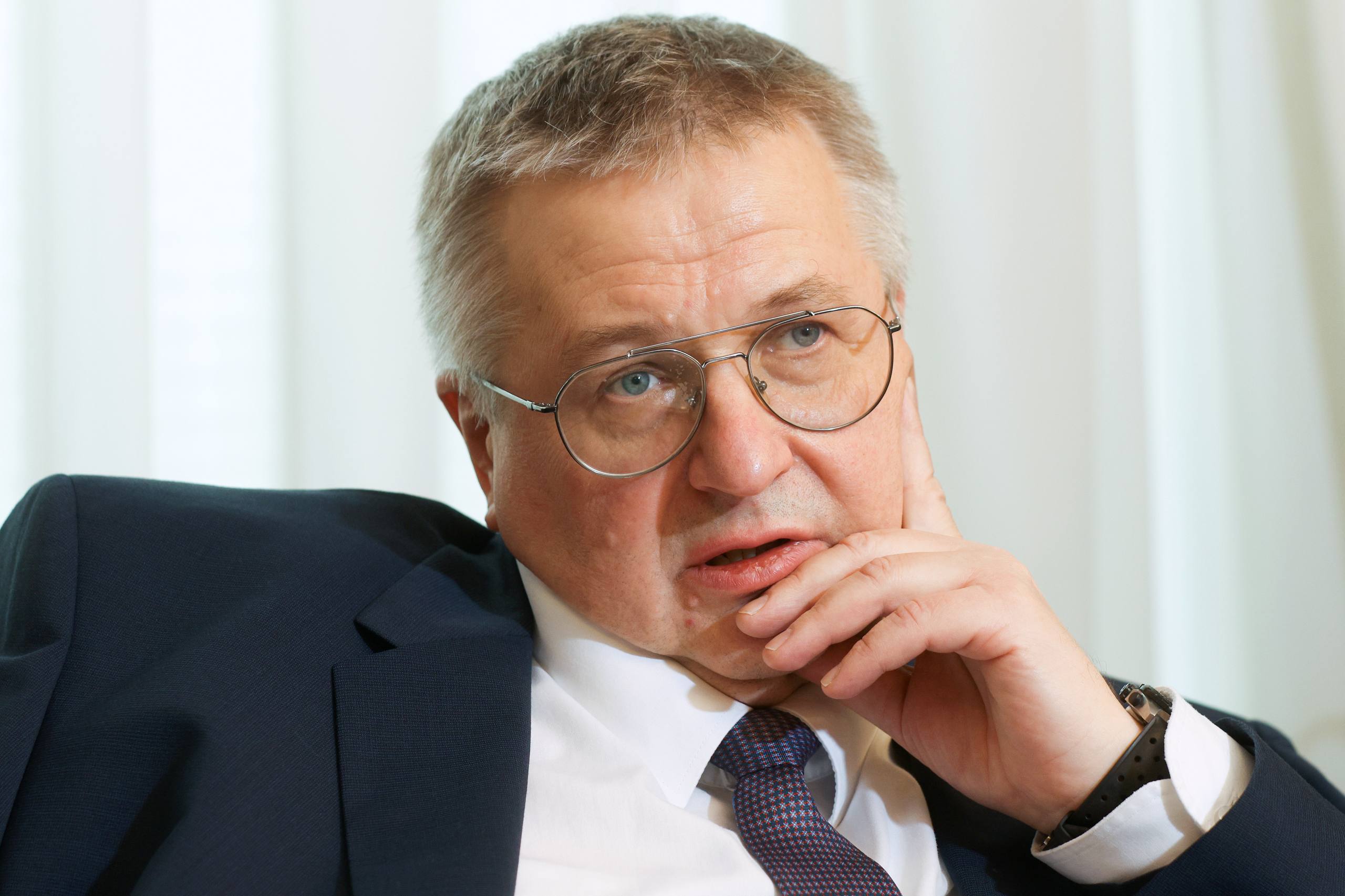 Редкоземельные ресурсы и торговые стратегии. Вице-премьер Алексей Оверчук – о взгляде на будущее Корни фрагментации глобальной экономики уходят в события 70-летней давности, а череда кризисов последних лет подсветила уязвимость привычных для стран экономических связей. О природе изменений, которые происходят в международной торговле, борьбе стран за доступ к редкоземельным полезным ископаемым, выстраивании новых торговых связей России рассуждает вице-премьер Алексей Оверчук в интервью «Ведомостям». Главное: Мир меняется, и Россия находит в этом новые возможности. Алексей Оверчук рассказал, почему привычная модель глобальной экономики больше не работает, как страны выстраивают новые кооперационные связи и по каким причинам борьба идет уже не за нефть, а за редкоземельные ресурсы и технологическое лидерство. Фрагментация мировой экономики не случайность, а закономерность. По словам вице-премьера, кризисы последних лет и геополитическая нестабильность показали уязвимость глобальных цепочек поставок. Теперь страны стремятся развивать внутреннее производство, усиливать региональные связи и строить автономные макрорегионы. Россия делает ставку на Евразию. ЕАЭС, БРИКС, ШОС и партнерство с Глобальным Югом – важнейшие направления внешнеэкономического развития. Особое внимание – Индии, Ирану, Юго-Восточной Азии и Африке. Редкоземы – новая нефть. Развитие технологий, ИИ и переход к зеленой энергетике делают критические минералы стратегическим ресурсом. Производства возвращаются в развитые страны. Мир движется к новому технологическому укладу, где выигрывают те, у кого есть наука, технологии и ресурсы. Это создает новые вызовы – от перераспределения доходов до изменения глобального разделения труда. Россия – центр притяжения в Северной Евразии. По паритету покупательной способности Россия входит в топ-4 экономик мира. У нее есть все: ресурсы, кадры, технологии и союзники. Главное – развивать кооперацию и защищать свои интересы в новом мире. С полной версией интервью можно ознакомиться по ссылке. #интервью