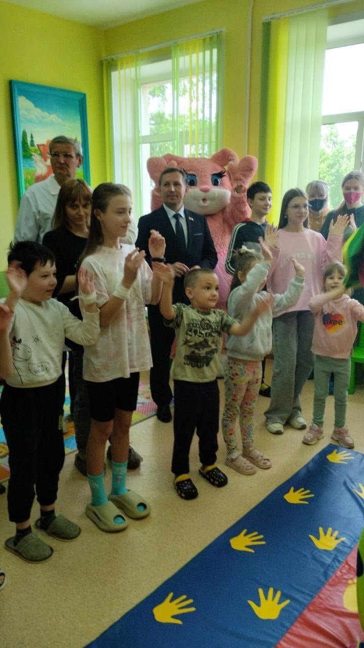В канун Международного Дня защиты детей, в Кричевской центральной районной больнице состоялось торжественное открытие новой детской игровой комнаты   На открытии присутствовали члены президиума Могилёвского областного отделения РОО "Белорусский детский фонд", председатель Кричевского райисполкома Алексей Шарай, главврач и медработники больницы   Обновление игровой комнаты стало возможным благодаря пожертвованиям участников областного благотворительного марафона "Согреем детские сердца".   Теперь маленькие пациенты смогут проводить время в уютной и веселой обстановке, играя и развлекаясь, пока они находятся в больнице.