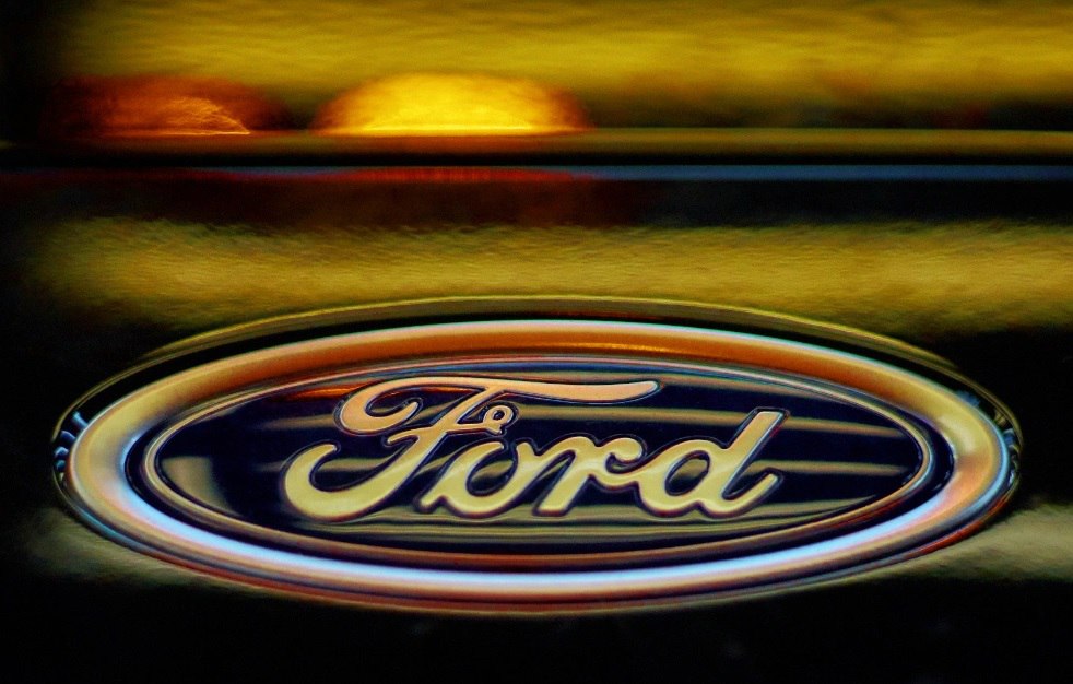 Американская компания Ford ушедшая с российского рынка подала в Роспатент заявки на регистрацию двух товарных знаков Форд и Ford Согласно документам заявки с логотипами на русском и английском языках поступили в декабре 2025 года В случае успешной регистрации компания сможет использовать товарные знаки для продажи запчастей программного обеспечения и электронного оборудования для транспортных средств а также для оказания услуг по ремонту и техническому обслуживанию  Ford прекратил производство автомобилей в России в 2019 году В октябре 2022 года компания продала свою долю 49 в совместном предприятии с группой Соллерс после чего российская сторона получила 100 в автосборочном и моторном заводах в Елабуге и предприятии в Набережных Челнах При этом Ford сохранил право обратного выкупа активов в течение пяти лет Фото Алексей Даничев РИА Новости Подписаться на Российскую газету в   Читать нас в MAX