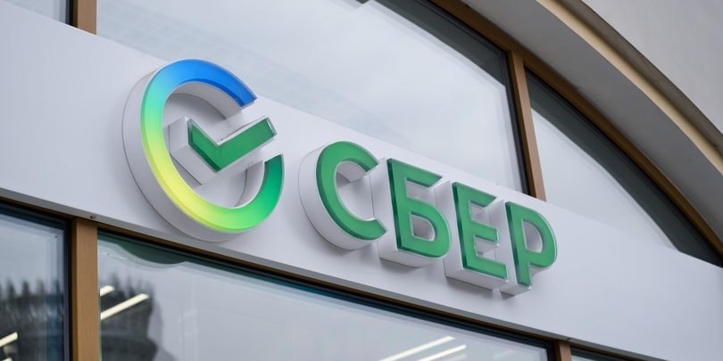 Аналитики SberCIB обновили топ дивидендных акций В топ вошли бумаги ЛУКОЙЛа после того как компания выкупила собственные акции на 654 млрд В долгосрочной перспективе погашение 11 этих бумаг может привести к росту дивидендных выплат полагают эксперты По их мнению доходность компании окажется самой высокой в нефтяном секторе При этом эксперты Сбера исключили из подборки акции банка Санкт Петербург так как рекомендованные советом директоров дивиденды оказались ниже ожиданий рынка Топ дивидендных акций по версии Сбера с учетом последнего обновления X5 с ожидаемой дивдоходностью в этом году на уровне 20 8 МТС 15 6 Транснефть 12 6 ЛУКОЙЛ 12 6 Сбер согласно консенсус прогнозу Петербургской биржи 11 5 Хэдхантер 9 8 Подробнее Аналитики SberCIB обновили топ дивидендных акций Подписаться на Сам ты инвестор