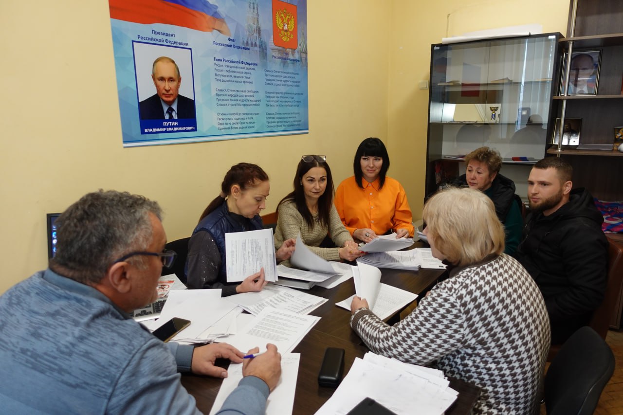 Под председательством первого заместителя Главы Токмакского муниципального округа Дмитрия Беспалова состоялось заседание комиссии по предоставлению безвозмездной гуманитарной помощи гражданам попавшим в тяжелую жизненную ситуацию Как рассказала начальник отдела по работе с обращениями граждан и делопроизводству администрации Токмакского муниципального округа Надежда Стольникова на комиссии были рассмотрены 105 заявлений Их подали в основном жители прифронтовых населенных пунктов оказавшиеся в тяжелой жизненной ситуации и вынужденные переселенцы Комиссия рассмотрела заявления акты обследования жилищных условий фото материалы и приняла решение о выдачи гуманитарной помощи 105 гражданам
