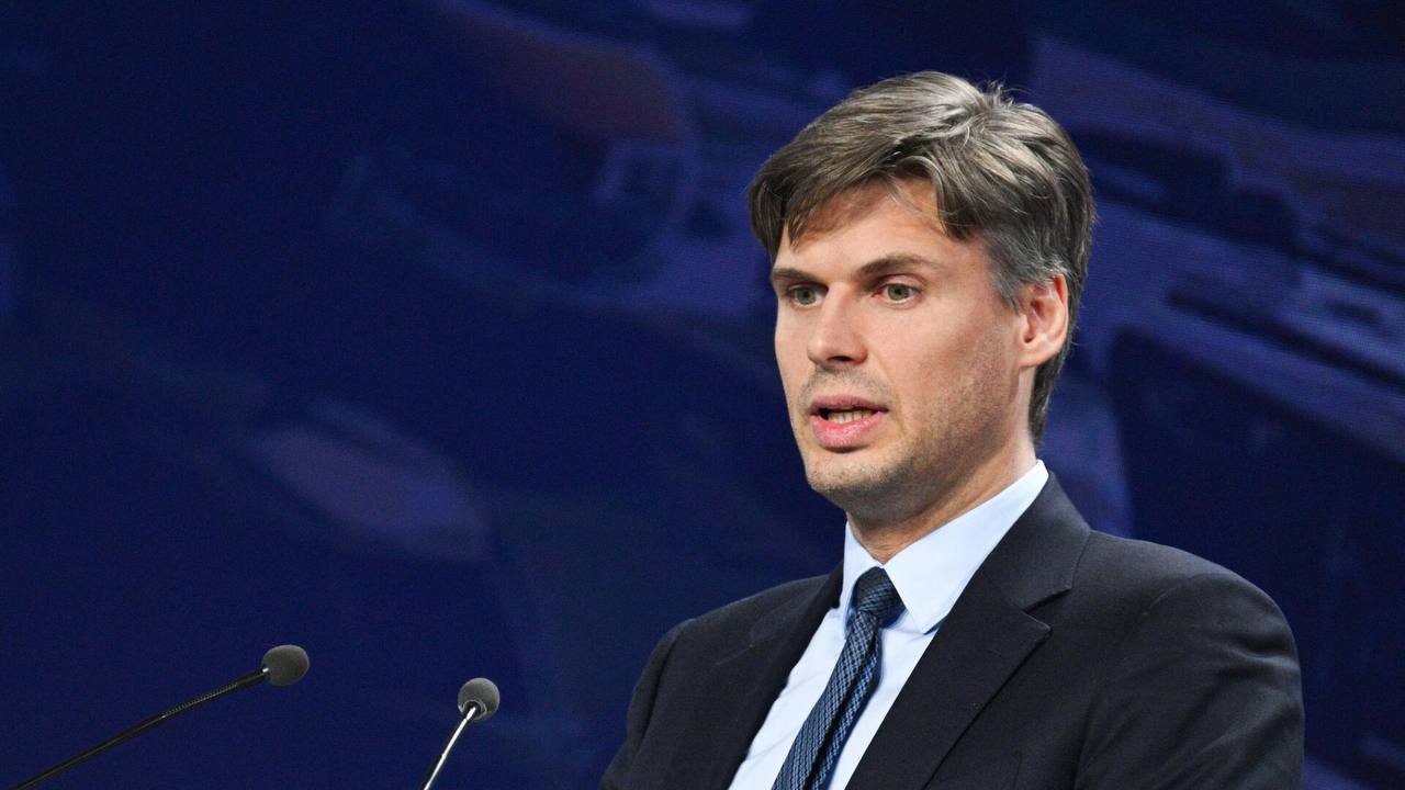 Россия развернет более 100 спутников для управления беспилотниками Как сообщил глава Роскосмоса Дмитрий Баканов, в рамках национального космического проекта Россия планирует вывести на орбиту 102 спутника, предназначенных для управления беспилотными аппаратами. Также будет осуществлен запуск более 800 спутников системы широкополосного интернета «Рассвет» и 114 аппаратов дистанционного зондирования Земли. Кроме того, по его словам, в рамках нацпроекта планируется осуществить запуск перспективной ракеты «Амур» с многоразовой первой ступенью.