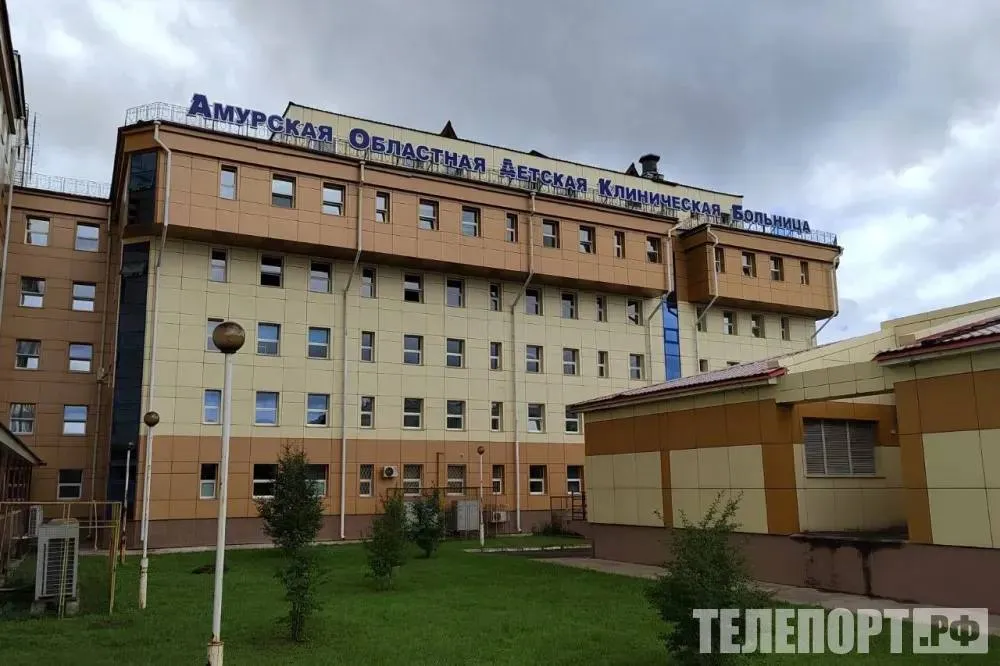 Младенца с редчайшей патологией спасли в Амурской области Впереди у малыша будет еще несколько операций для решения оставшихся проблем Врачи Амурской областной детской клинической больницы провели уникальную операцию младенцу с редчайшей патологией В лечебное учреждение поступил новорожденный с сочетанием множественных пороков развития которые затрагивают жизненно важные органы сердце позвоночник пищевод кишечник почки и конечности Подробнее