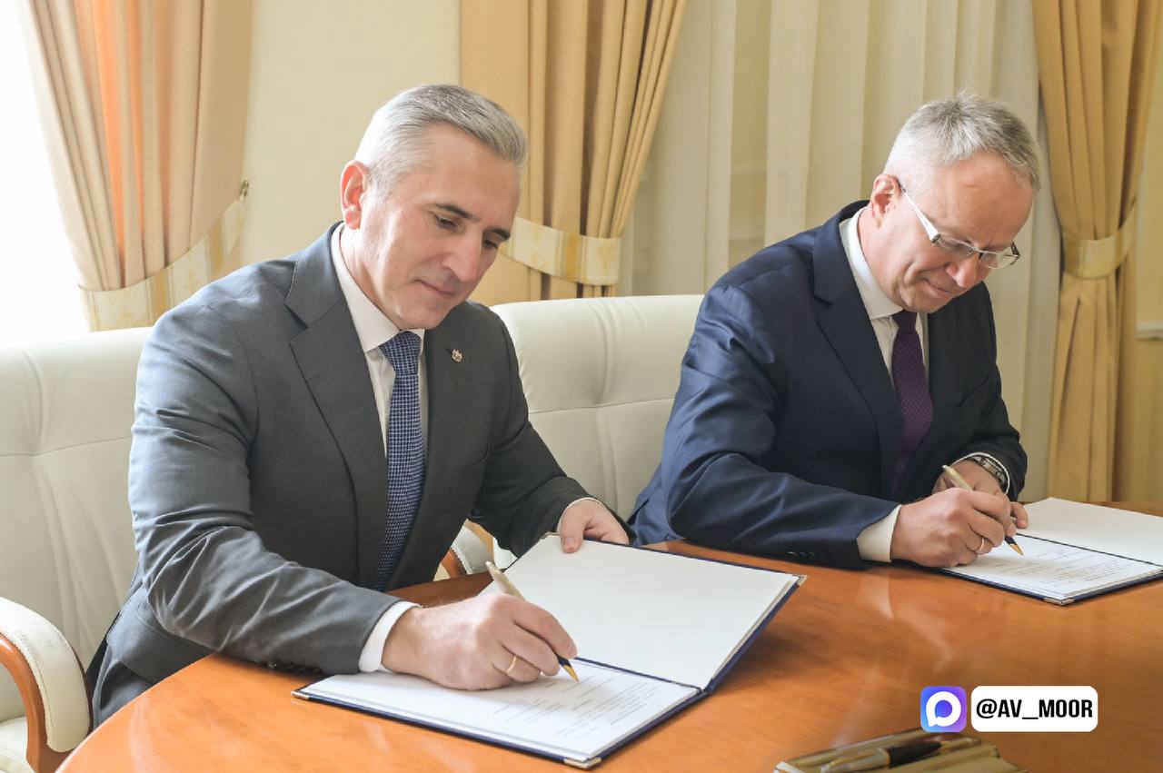 Правительство Тюменской области заключило соглашение о сотрудничестве со Свердловской железной дорогой Подписи под документом поставили губернатор региона Александр Моор и начальник СвЖД Павел Бурцев В соглашении на 2026 2028 годы отражены новые направления сотрудничества Как и раньше регион продолжит выделять средства на перевозку граждан В частности сохранятся льготы для студентов и школьников учащиеся по прежнему смогут пользоваться 50 скидкой на проезд в электропоездах сказал губернатор Также во время встречи была рассмотрена работа маршрутов пригородного сообщения На линиях уже работают современные электропоезда а составы полностью обновлены Новые вагоны оборудованы кондиционерами и видеонаблюдением удобны для маломобильных пассажиров Железная дорога для области это не только транспорт Это рабочие места развитие туризма и экономики новые возможности для людей и городов Соглашение на ближайшие три года гарантия что эта работа будет продолжена системно и последовательно подытожил Александр Моор Кроме того сегодня губернатор Тюменской области Александр Моор и начальник СвЖД Павел Бурцев приняли участие в торжественном открытии памятника легендарному бронепоезду Патриот Он создан в рамках проекта Оружие Победы партии Единая Россия Фото из официального канала губернатора Тюменской области в MAX