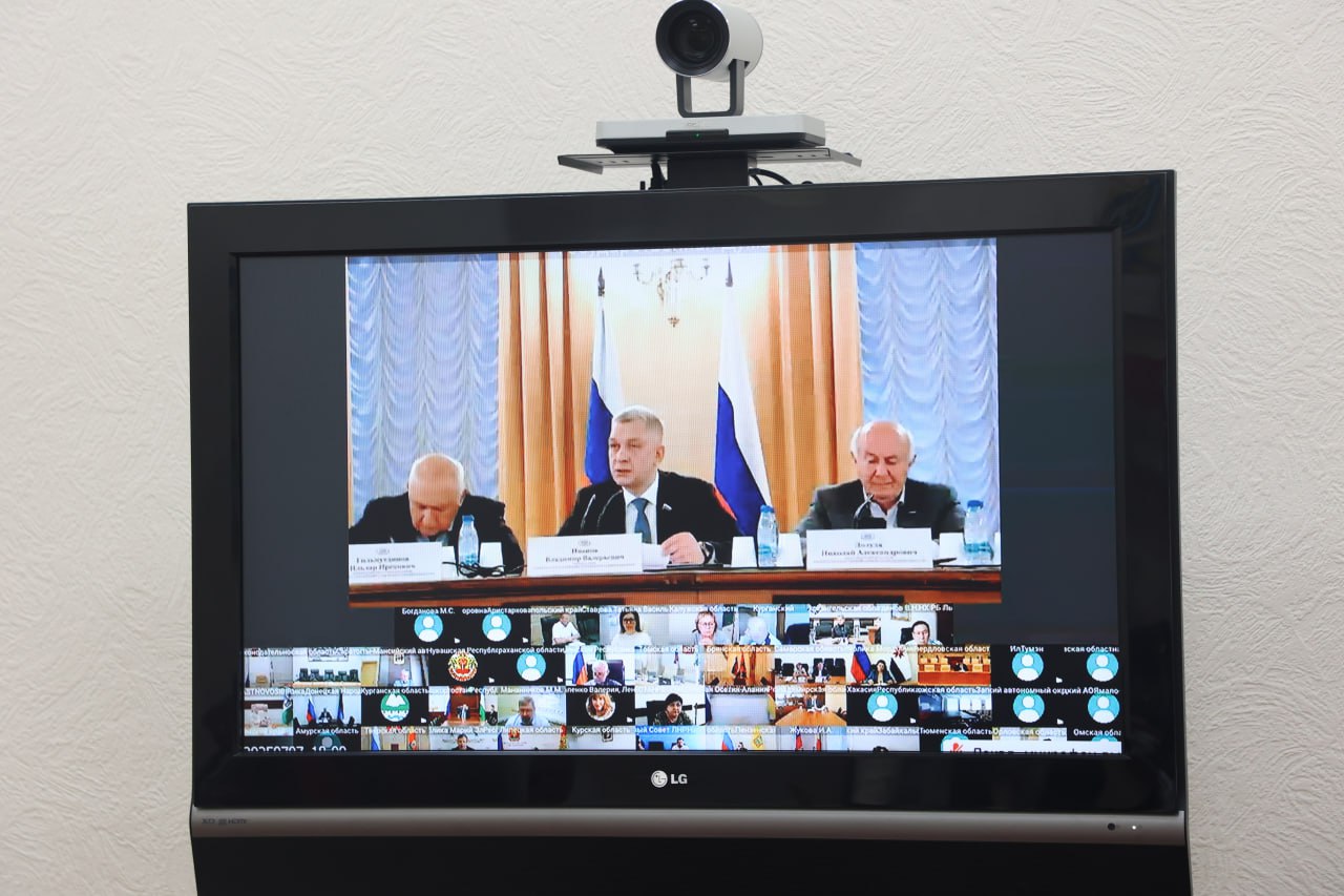 В Госдуме обсудили реализацию государственной национальной политики В заседании Экспертного совета при Комитете Государственной Думы по делам национальностей в формате ВКС приняли участие председатель комитета Законодательной Думы Хабаровского края по вопросам госустройства и местного самоуправления Александр Яц и зампредседателя комитета по внутренней политике Правительства региона Александр Ивагин. Обсудили итоги реализации государственной национальной политики Российской Федерации в 2024 году. Участники отметили необходимость глубокого анализа негативных инфоповодов, расширения аналитической части по реализации Стратегии государственной национальной политики, а также постановки задач и целей на следующий период. Итоговое заключение Комитета и рекомендации будут направлены в Правительство Российской Федерации и органы государственной власти субъектов Российской Федерации. Александр Яц отметил важность обсуждаемой темы: «Утверждение новой Стратегии государственной национальной политики без сомнения будет способствовать скорейшей разработке плана по ее реализации. Мы готовы принимать самое активное участие в разработке этого плана, потому что понимаем, что стратегия будет работать через его реализацию».