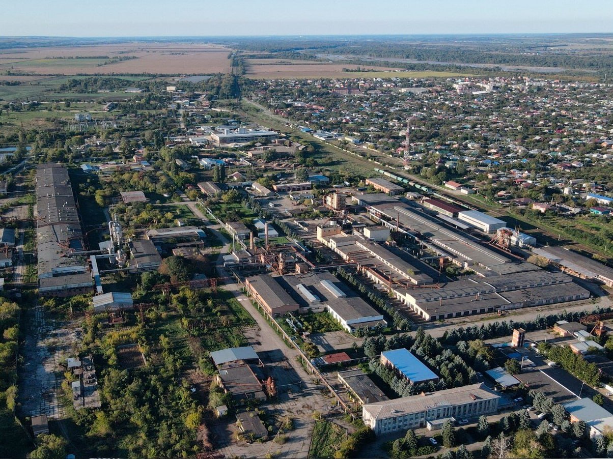 Краснодарский край в числе лидеров по внедрению инвестиционного стандарта Кубань среди 38 регионов страны, получивших высокую оценку Минэкономразвития Российской Федерации. – В Краснодарском крае успешно внедрены все элементы инвестиционного стандарта: утверждена инвестиционная декларация, активно работает Агентство по привлечению инвестиций и инвесткомитет. Также обновили инвестиционную карту, действует свод правил, который упрощает взаимодействие бизнеса с инфраструктурой и органами власти. Общий стандарт делает путь инвестора комфортным, цифровым и прозрачным. Бизнес чувствует, что его слышат, поддерживают и помогают развиваться. В нашем регионе создана открытая инвестсреда с удобными сервисами и согласованной работой всех уровней власти. Благодаря инвестстандарту органы власти и фонды действуют как единая команда, и это ключевой фактор эффективности, – отметил вице-губернатор Александр Руппель.