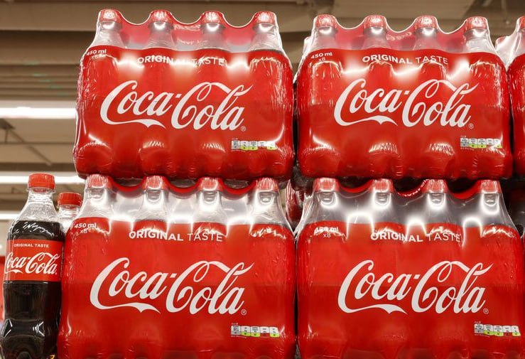 Coca-Cola вернулась в Россию, но есть нюанс - это напиток из Южной Осетии.   Осетинскую колу невозможно отличить от оригинальной, а производителю удалось зарегистрировать товарный знак «Кока-Кола Компани», как у оригинала, только на русском.  Производством напитка занимается компания Loca, которая известна лимонадами