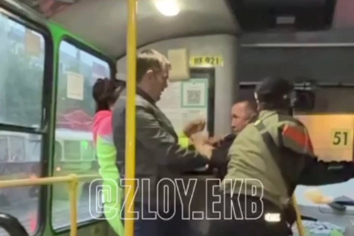 В Екатеринбурге кондуктор-мигрант избил пассажирку в автобусе В Екатеринбурге в автобусе №83 подрались кондуктор и пассажир. Судя по кадрам видео, оба они иностранцы. — Кондуктор избил женщину. Дрались сильно, даже другой мужчина не мог их разнять. Кондуктору не понравилось как женщина говорит. 83- единственный маршрут в микрорайон Светлый из центра. Работают на нем только мигранты. Они очень агрессивные, страшно ездить, — поделилась с Тelegram-каналом «Злой Екатеринбург» очевидица. Так, ранее мигрант убил таксиста «Яндекса» в Екатеринбурге.