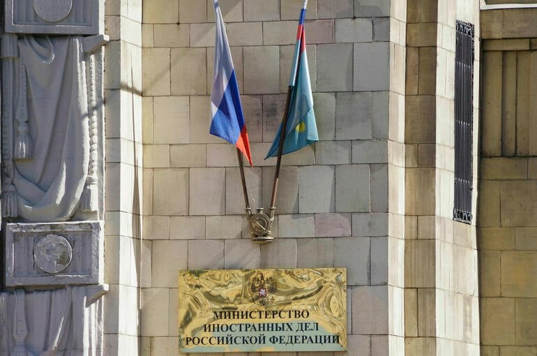 Посольство РФ проверяет данные о задержании в Венесуэле  Посольство России в Каракасе активно проверяет информацию о задержании российских граждан в Венесуэле. По словам официального представителя МИД РФ Марии Захаровой, был направлен запрос венесуэльским властям для выяснения деталей и характера предъявленных обвинений.  Если данные подтвердятся, задержанным россиянам окажут необходимое консульское содействие. Дипломатические службы внимательно следят за развитием ситуации, чтобы обеспечить поддержку гражданам.   Эти меры подчеркивают важность защиты прав соотечественников за рубежом.