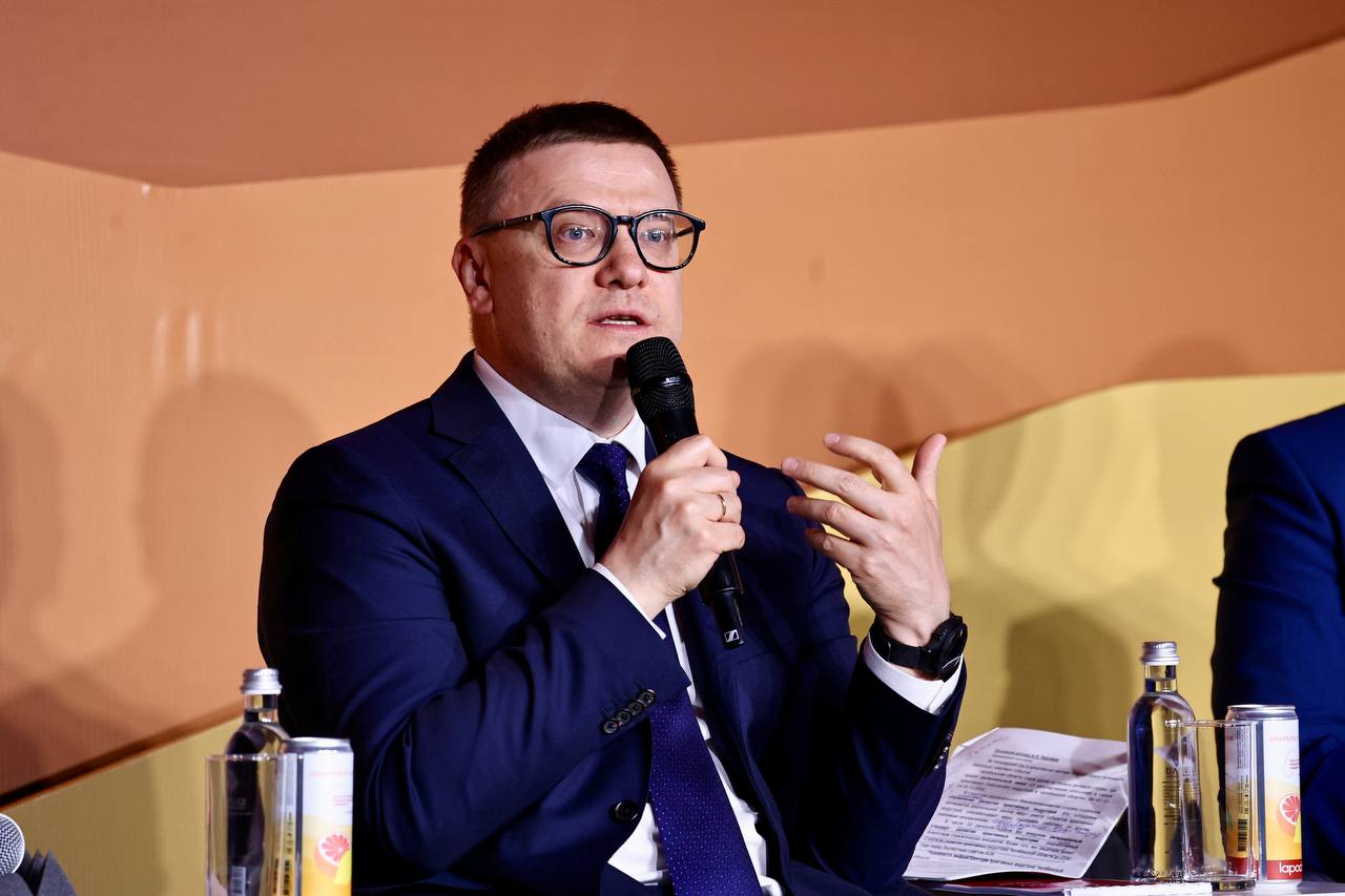Больше 70% южноуральцев доверяют губернатору Алексею Текслеру Социологи Центра общественного мониторинга провели масштабный опрос среди жителей Челябинской области, охвативший 17 600 человек по всем территориям региона. Согласно результатам, 72,4% населения положительно оценивают работу губернатора Алексея Текслера, что значительно превышает показатель 2021 года, когда таких было 60,3%. Уровень осведомлённости о деятельности губернатора за четыре года вырос с 75,6% до 87,2%, при этом число тех, кто не знает о его работе, сократилось с 25% до чуть более 10%. Доверие к Алексею Текслеру выражают 73,9% южноуральцев, что также демонстрирует устойчивый рост. Одновременно снижается доля скептиков и тех, кто затрудняется с ответом, отражая укрепление позиций губернатора в общественном восприятии.