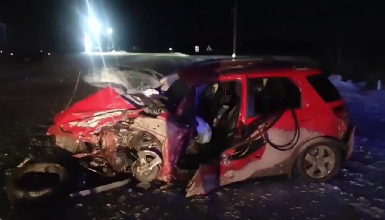 Две школьницы погибли в аварии в Челябинской области В Красноармейском районе Челябинской области вечером 6 января произошла смертельная авария На дороге Вахрушево Долгодеревенское женщина за рулем Suzuki SX4 не уступила дорогу и столкнулась с грузовиком Scania В результате ДТП погибли две 13 летние девочки находившиеся в легковой машине Девочки 2012 года рождения от полученных травм скончались на месте происшествия сообщили в Госавтоинспекции Челябинской области Водитель Suzuki и взрослый пассажир получили травмы и были госпитализированы Установлено что дети ехали на заднем сиденье и после удара выпали из автомобиля при этом никто из находившихся в машине не был пристегнут ремнями безопасности Заведено уголовное дело на месте работали сотрудники ГАИ и следственно оперативная группа