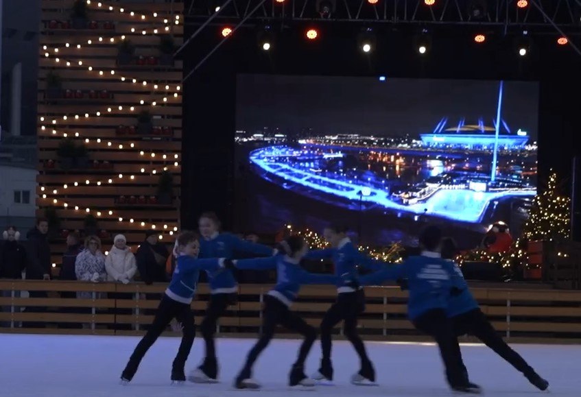 Каток в общественном пространстве Флагшток у станции метро Зенит начнет работать с 22 ноября Организаторы готовят для посетителей уютную зимнюю атмосферу музыкальное сопровождение яркую программу и сказочные декорации Каток будут открывать поэтапно В полном объеме он будет принимать гостей с 29 ноября Фото скриншот с видео Город Подпишись на Город