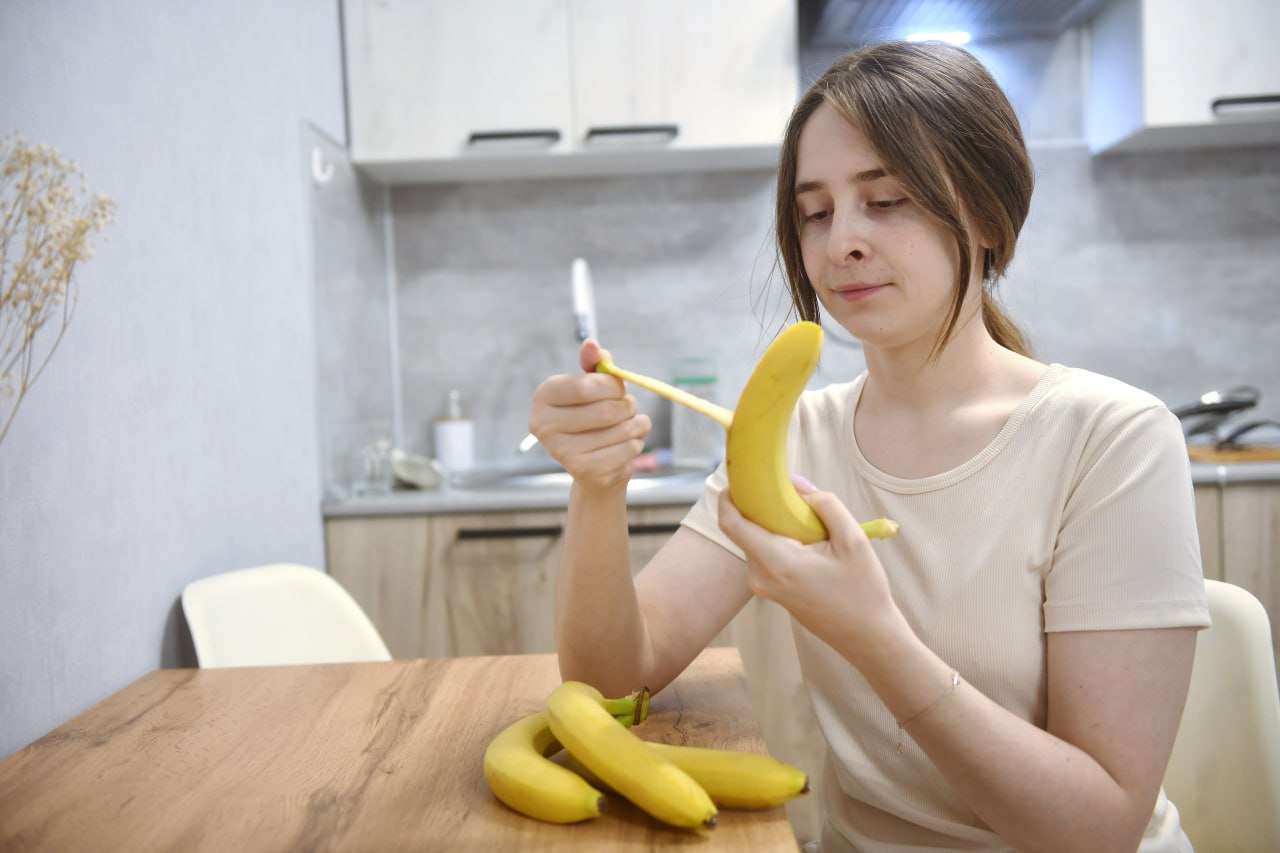 Сколько бананов съели калининградцы в 2025 году В 2025 году в Калининградскую область завезли 9 34 тыс тонн бананов все партии прошли контроль Об этом сообщает региональный Россельхознадзор в Калининградской области Желтенькие везли к нам из Эквадора Коста Рики и Гватемалы Объёмы поставок остались на уровне 2024 года тогда было 9 4 тыс тонн если любите бананы Фото Алексей Булатов