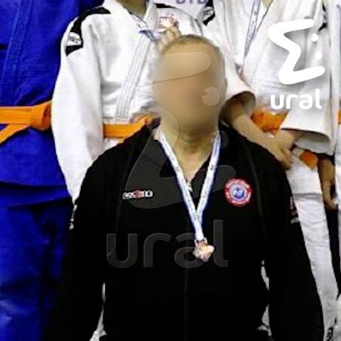 Заслуженного тренера России по дзюдо обвиняют в домогательствах к семикласснице. Его задержали в Тюмени. По данным Ural Mash, Григорий Давыдов уже год как в разводе. 13-летняя воспитанница рассказала, что прямо в спортивном зале клуба "Дзюдо-Бусидо" тренер к ней приставал, говорил о сексе, звал выпить и предлагал деньги. Давыдов — мастер спорта, больше 20 лет работает с детьми, воспитывает трёх дочерей. Решается вопрос о возбуждении дела по статье "Насильственные действия сексуального характера".