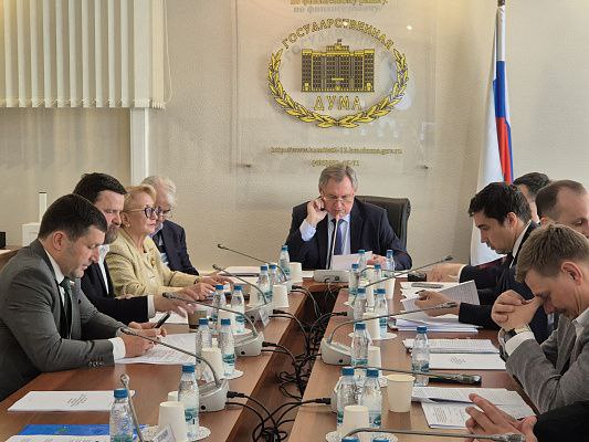 Комитет ГД по энергетике рекомендует продолжить консолидацию электросетевого комплекса Сегодня на расширенном заседании комитета ГД по энергетики рассмотрели предварительные итоги реализации ФЗ № 185-ФЗ от 13 июля 2024 года «О внесении изменений в Федеральный закон «Об электроэнергетике» и отдельные законодательные акты Российской Федерации». Закон действует меньше года, и практика его реализации уже выявляет проблемы нормативно-правового характера, требующие урегулирования. К ключевым вопросам, по мнению комитета, можно отнести: – несоблюдение нормативных сроков определения СТСО в регионах, заключения договоров о порядке использования объектов электросетевого хозяйства с действующими ТСО и передаче в СТСО этих объектов регионами и муниципалитетами; – неполнота и невозможность проверить достоверность информации о реальном количестве и титуле условных единиц в перечнях объектов, подлежащих передаче в СТСО что приводит к их завышению в тарифном регулировании ; – неопределенность в вопросе о признании действующих договоров аренды электросетевых объектов обременением, позволяющим не передавать объекты публичной собственности в СТСО; – «ускоренная приватизация» региональных и муниципальных объектов как уход от передачи таких объектов в СТСО и другие. «Также обеспокоенность комитета вызывают поступающие от СТСО и регионов данные о грубых нарушениях требований законодательных процедур в этой части, что требует принятия мер прокурорского реагирования, инициирования судебных разбирательств, а также возбуждения уголовных дел», – отметил председатель комитета Николай Шульгинов. По итогам обсуждения комитет будет рекомендовать Правительству РФ продолжить работу по консолидации электросетевого комплекса с опорой на технические критерии. Рекомендуется действующим ТСО, уполномоченным органам государственной власти регионов и муниципальным органам обеспечить безусловное исполнение требований законодательства в части создания и функционирования СТСО.