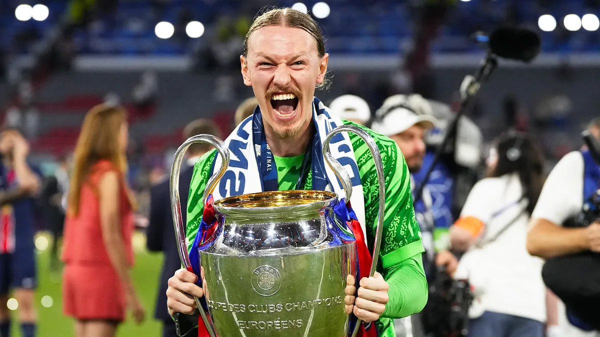 Во Франции назвали лучшего друга Сафонова в ПСЖ и описали отношения Матвея с Шевалье Французское издание RMC Sport поделилось инсайдерской информацией о положении дел российского вратаря Матвея Сафонова во французском Пари Сен Жермен В последних матчах Сафонов отвоевал место в стартовом составе ПСЖ у своего конкурента француза Люки Шевалье По данным источника в раздевалке ПСЖ Сафонова описывают как спокойного очень открытого шутливого и всегда первым говорящего привет Лучшим другом Матвея в команде является грузинский вингер Хвича Кварацхелия А к Шевалье Матвей относится как к товарищу а не конкуренту Также в команде отмечают высокую психологическую устойчивость российского вратаря и хвалят за беглое владение французским языком