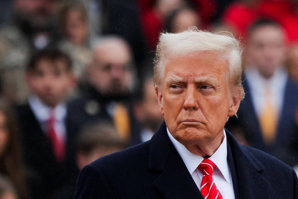 Трамп заявил что Соединенные Штаты будут стремиться к снижению напряженности между Северной Кореей и Южной Кореей и полагают что могут оказать в этом помощь На встрече с президентом Южной Кореи он выдвинул предложение провести саммит между Сеулом и Пхеньяном