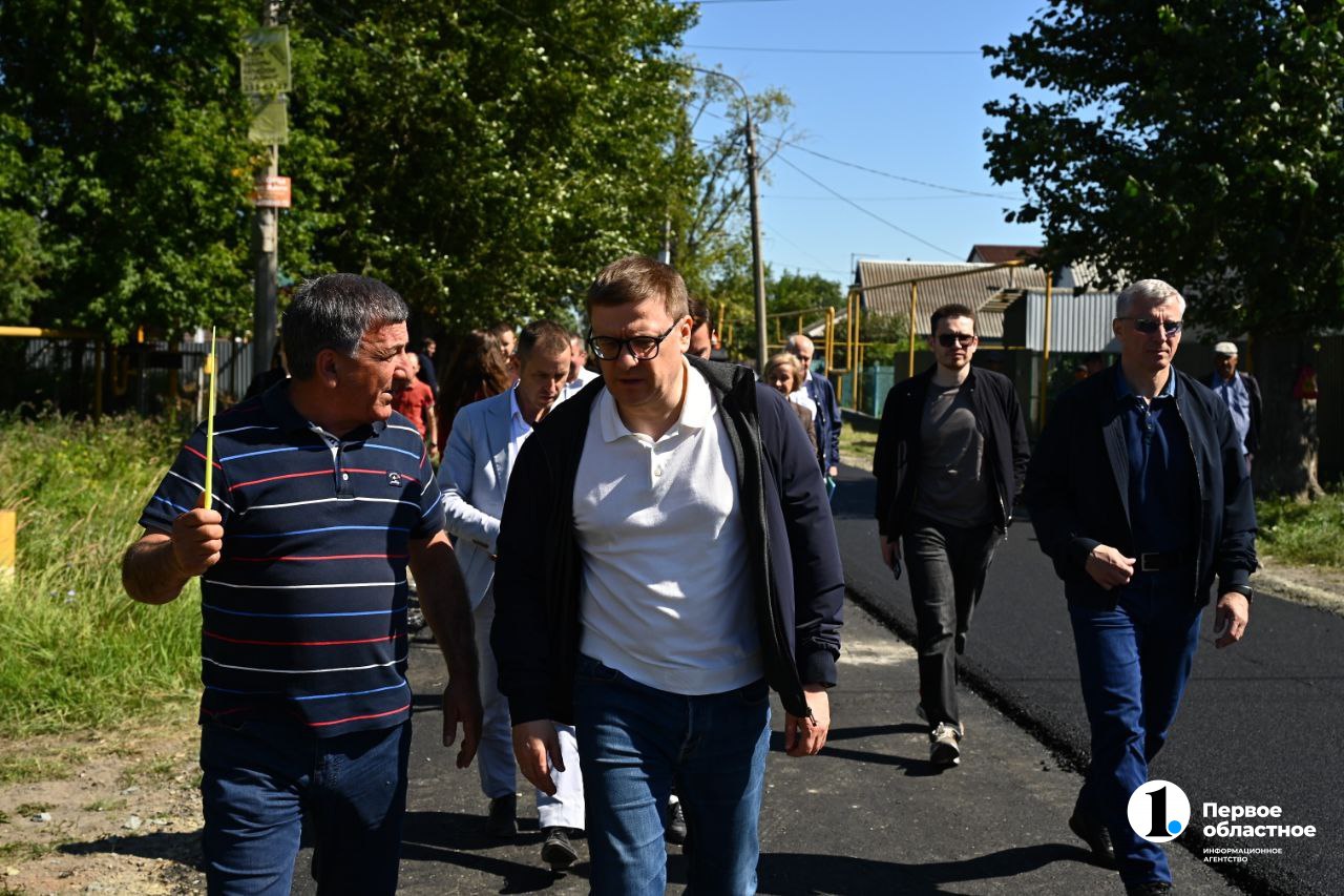 В Челябинске займутся ремонтами дорог в поселках О планах нарастить объемы таких работ сообщил губернатор Алексей Текслер. Он посетил поселок Аэропорт-2, где с опережением графика укладывают асфальт. В этом населенном пункте, относящемся к Металлургическому району, были только щебеночные дороги. «В Челябинске больше миллиона квадратных метров дорог делаем ежегодно. И, что важно, не только большие магистральные. Зашли в поселки. Дальше будем работать в этом направлении. В Челябинске, несмотря на то, что это миллионный город, много поселков с индивидуальным жильем. Вопросы от людей есть. Будет отдельное направление в этой части. Похожая работа ведется в Магнитогорске. В целом по всему региону будем наращивать эти работы. Считаю, что это правильно», — рассказал Алексей Текслер. / Прислать новость