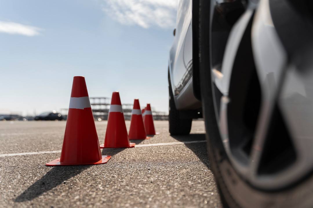 Выпуск легковых автомобилей в России вырос на 8%  За четыре первых месяца 2025 года в России выпущено 246 тысяч легковых автомобилей.   В апреле текущего года было выпущено 69,8 тысяч легковых машин, это на 11,3% больше год к году. При этом производство грузовых автомобилей и автобусов сократилось.