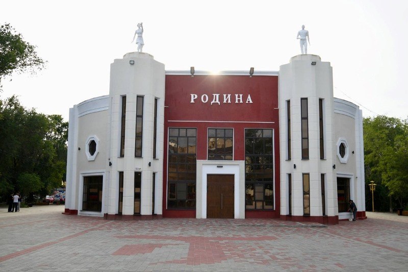 Интернет газета Степные вести Новости В Элисте пройдет концерт Любовью материнской мы согреты В пятницу в культурном центре Родина пройдёт праздничный концерт посвященный Дню матери Зрителей ждёт выступление любимых артистов и трогательные слова благодарности всем матерям В программе концерта также будет представлен проект психологического центра Гармония КалмГУ и филиала фонда Защитники Отечества В его рамках выступит волонтёрский студенческий клуб Цаган Седкл Кроме того состоится мини постановка детского социального театра Берегите Элисту Концерт начнётся в 15 00 У вас есть новость которой вы хотите поделиться Расскажите нам Stepnyevesti bot Подписаться на stepnyevesti Калмыкия Калмыкия Элиста регион08 Степные вести c источник