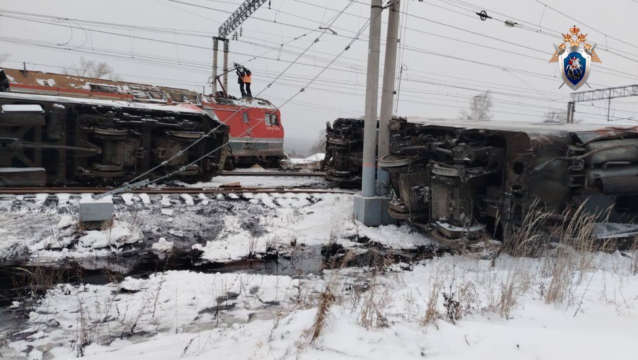 Авария на Куйбышевской магистрали 13 декабря пассажирские поезда следуют с опозданием В расписании Куйбышевской железной дороги в субботу 13 декабря наблюдается сбой графика движения Причина авария на станции Чаис в Пензенской области По данным пресс службы магистрали в субботу в 11 49 мск при производстве маневровых работ на станции Чаис произошло соударение маневрового локомотива с грузовым поездом В результате произошел сход грузовых вагонов Известно что пострадавших нет Для ликвидации последствий направлены три восстановительных поезда Ожидается задержка пассажирских поездов подтвердили в пресс службе дороги Информацию о фактическом движении поездов можно получить в мобильном приложении РЖД Пассажирам на сайте ОАО РЖД а также по круглосуточному телефону Центра поддержки клиентов ОАО РЖД 8 800 775 00 00 звонок из любой точки России бесплатный Известно что через данную станцию следуют несколько составов до Самары Центральное МСУТ СКР ГТРК Самара MAX lВК lОК lСАЙТ