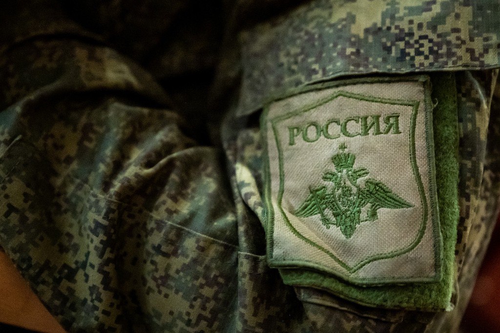 Южноуральские работодатели получают субсидии за трудоустройство участников СВО В Челябинской области работодатели, которые принимают на работу участников специальной военной операции, получают государственные субсидии через бюджет Фонда пенсионного и социального страхования РФ. Размер субсидии за каждого трудоустроенного сотрудника равен минимальному размеру оплаты труда, увеличенному на районный коэффициент и сумму страховых взносов. Выплаты осуществляются в три этапа: через месяц, три и шесть месяцев после трудоустройства. При этом трудовой договор должен быть бессрочным, с полной занятостью, а зарплата — не ниже двух МРОТ. «Первый платёж организация получит через месяц после трудоустройства человека, второй – через три месяца, третий – через шесть. При этом трудовой договор с работником должен быть заключен на неопределенный срок на условиях полного рабочего дня, а заработная плата должна быть не менее двух МРОТ», – рассказал Александр Шегуров, начальник Главного управления по труду и занятости Челябинской области. Для работодателей, принимающих на работу участников СВО с инвалидностью, предусмотрена субсидия до 200 тысяч рублей на создание одного рабочего места.