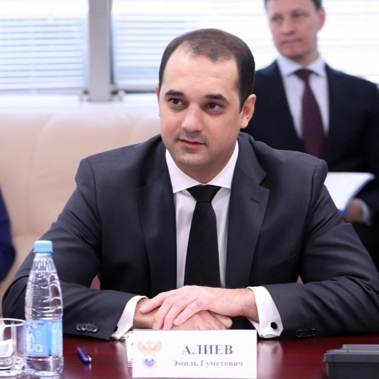 Эмиль Алиев: «Желаю всем участникам горлиги любить мини-футбол и продолжать наше общее дело!» Президент Ассоциации мини-футбола подвел итоги всероссийского финала СпортмастерPRO-Городской лиги. Сегодня Ассоциация мини-футбола России и Спортлига «Триумф» завершают четвертый сезон проекта «СпортмастерPRO-Городская лига». Суммарно в нем выступило более 200 команд и более 4000 участников из 12 городов, которые регулярно играют в футзал в своих регионах. Сильнейшие приехали сюда, в Нижегородскую область, и выявили сильнейшего. Поздравляю команду «Волна-ФФК» со второй победой, а также призеров: ульяновский «Олимп-С» и «Лаву-Комус» из лиги Казани. Огромное спасибо компании «Спортмастер», компании «Норникель», компании «ФИРН-Н», которые поддерживают все проекты Ассоциации мини-футбола России и помогают нам делать этот вид спорта лучше и продвигать его по всей стране на протяжение многих лет. Желаю всем участникам «СпортмастерPRO-Городской лиги» любить мини-футбол и продолжать наше общее дело. Мы наметили программу развития надеемся на увеличение числа регионов, а также на учреждение новых соревнований в рамках проекта. #СпортмастерPROгородскаялига