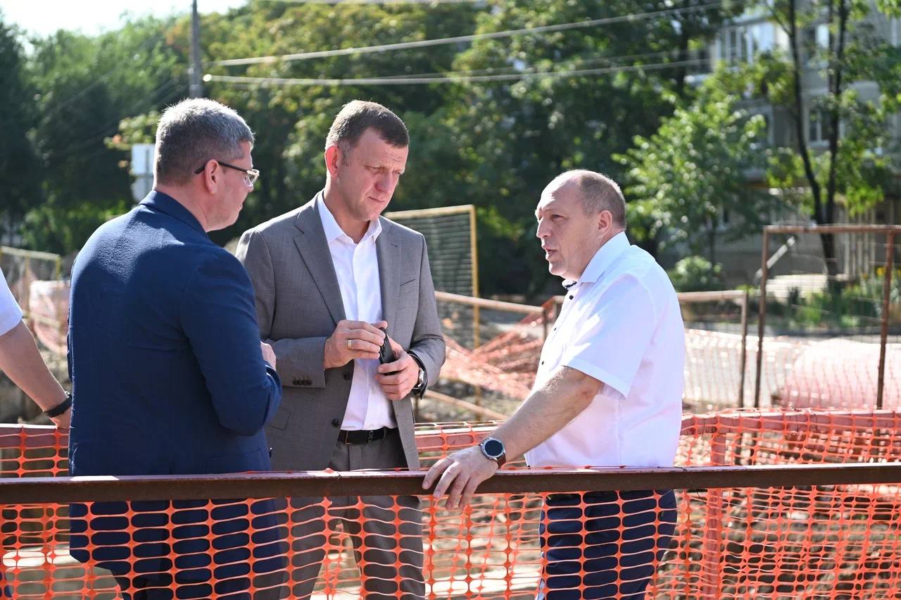 В микрорайоне Дубинка идёт 7 этап реконструкции магистральной теплосети «КТЭЦ – Центр города».  К началу отопительного сезона работы на участке протяжённостью 870 метров завершатся. Трубам, которые подлежат замене, уже более 30 лет. Они отслужили свой срок.  Сейчас в рамках ремонта частично ограничено движение по улице Димитрова, участок улицы КИМ между улицами Степана Разина и Пугачёва полностью закрыт. Понимаю неудобства водителей и пешеходов, но эти работы «Краснодартеплосети» необходимы, чтобы зимой в домах было стабильно тепло. Специалисты трудятся в будни и выходные. Особое внимание направлено на участок около школы №51. Стройка там должна завершиться до 1 сентября.   Общая протяженность магистрали превышает 7,5 км. Более 5,6 км выполнено за последние шесть лет. На следующий год запланирован последний этап обновления этой теплосети.  #жкхКРД