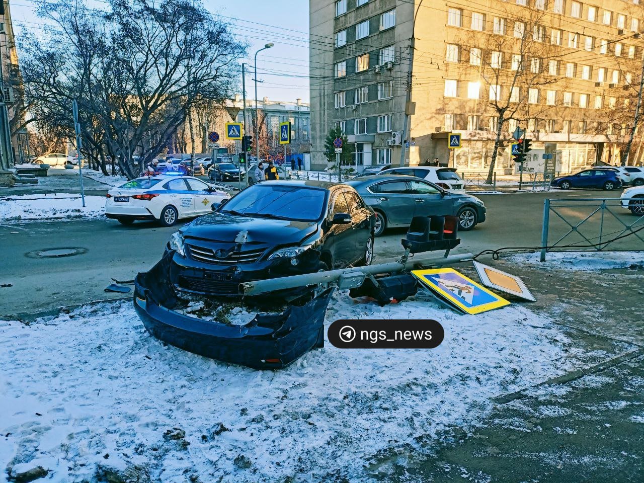 На углу Советской и Коммунистической столкнулись две машины Toyota.  Судя по всему, водители не поделили перекресток. Одна из машин даже вылетела на газон, снесла дорожный знак и ограждение.  Информации о пострадавших нет.