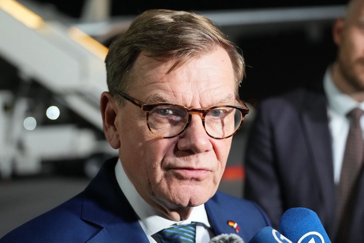 Глава МИД Германии обиделся что его не узнают Новый тренд в немецкой дипломатии теперь в посольствах будут висеть не только флаги Министр иностранных дел ФРГ Йоханн Вадефуль распорядился разместить свои портреты во всех дипмиссиях по всему миру Поводом видимо стало то что кто то из коллег или подчиненных министра его не узнал В циркуляре указаны даже точные размеры портрета и рамки мельчить нельзя чтобы не унижать главу МИД В Германии такая практика ранее считалась признаком нарциссизма и не приветствовалась но сам Вадефуль судя по всему решил что правительства меняются часто а он выглядит тривиально потому существует риск что его не запомнят даже подчиненные Где именно повесят портреты не уточняется Вариантов много от столовой до проходной Ирония ситуации в том что информация о планах министра быстро утекла в прессу что говорит о том что инициатива была воспринята его коллегами без особого энтузиазма Подписаться на Российскую газету в Читать нас в MAX