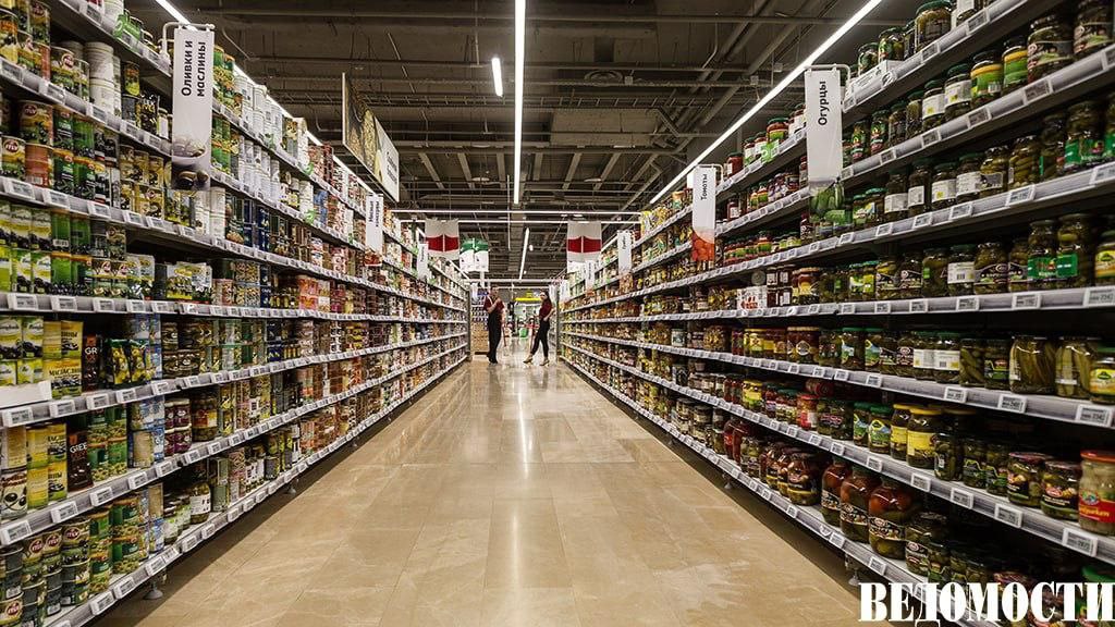 Доля собственных марок СТМ ритейлеров впервые превысила 15% продаж, говорится в обзоре «Нильсен». Самой быстрорастущей категорией СТМ стали товары для животных, где продажи собственных марок прибавили почти 50% год к году. Продажи СТМ горячих и холодных напитков, а также молочной продукции за тот же период выросли в деньгах на 30%. Рост продаж продукции собственных торговых марок связан с изменением потребительского поведения у молодого поколения, отмечает директор по работе с клиентами «Нильсен» Салтанат Нысанова. Ключевыми критериями выбора для поколения Z становятся, по словам экспертов, чистый состав продуктов, экологичность и осознанное потребление, современные вкусы и цифровая интеграция. Подробнее – в материале на нашем сайте. Подпишитесь на «Ведомости»