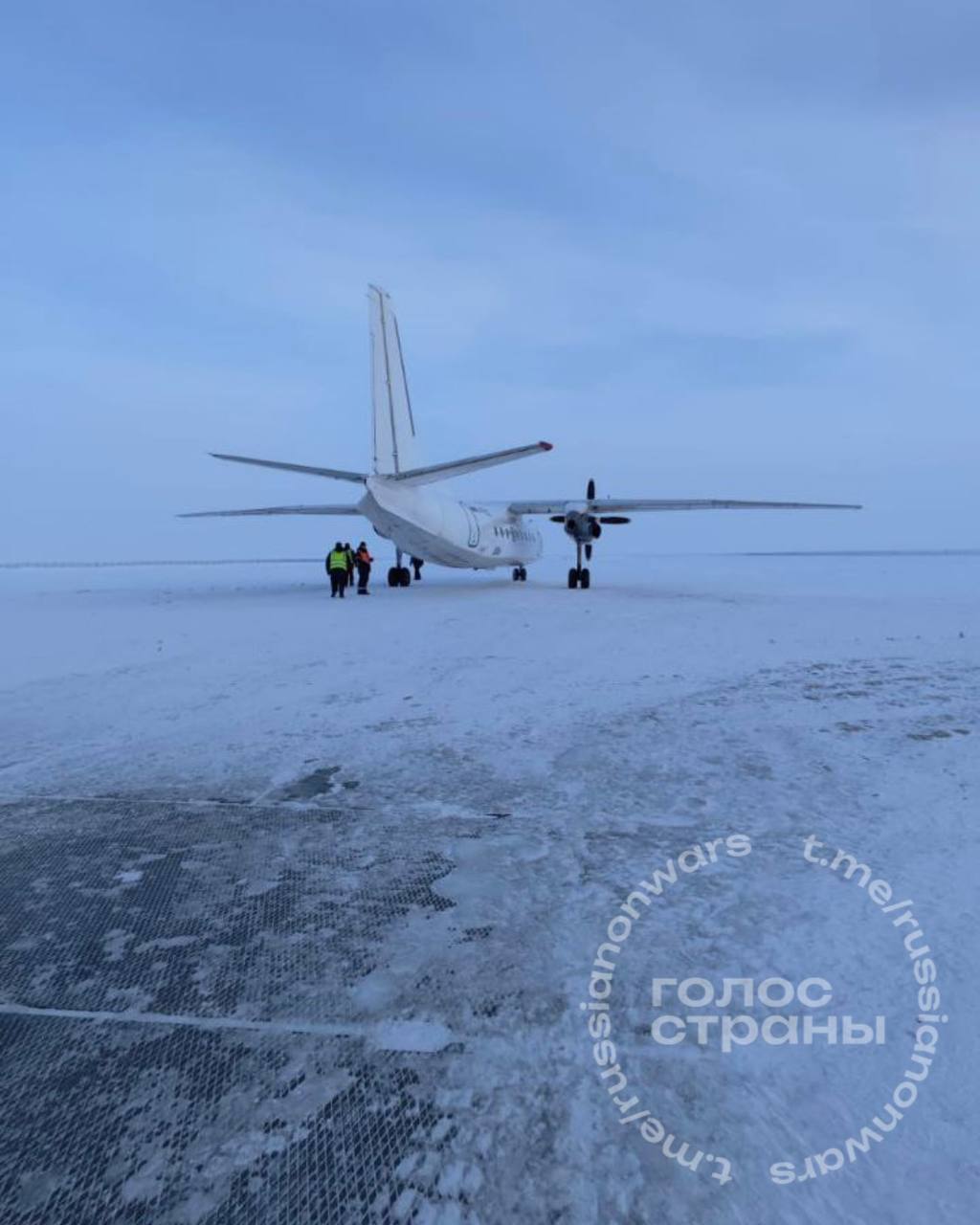 Самолет Ан-24 выкатился за пределы взлетно-посадочной полосы в ЯНАО  На борту рейса находились 23 человека, пострадавших нет. Судно отбуксировали на стоянку, повреждений не обнаружено, сообщили в Росавиации.    Подписывайся на "Голос страны"