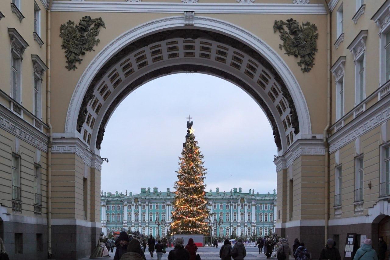 Беглов продлил в Петербурге антиковидные ограничения на весь 2026 год Губернатор Александр Беглов подписал постановление о продлении в Санкт Петербурге антикоронавирусных ограничений на 2026 год Антиковидные меры позволяют властям легально отказывать активистам в проведении митингов и даже пикетов Напомним ВОЗ объявила об окончании пандемии коронавируса 5 мая 2023 года Фото Бумага